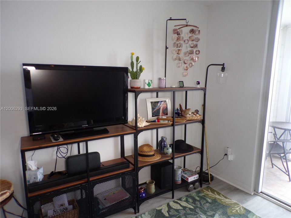 For Sale: $179,900 (1 beds, 1 baths, 768 Square Feet)