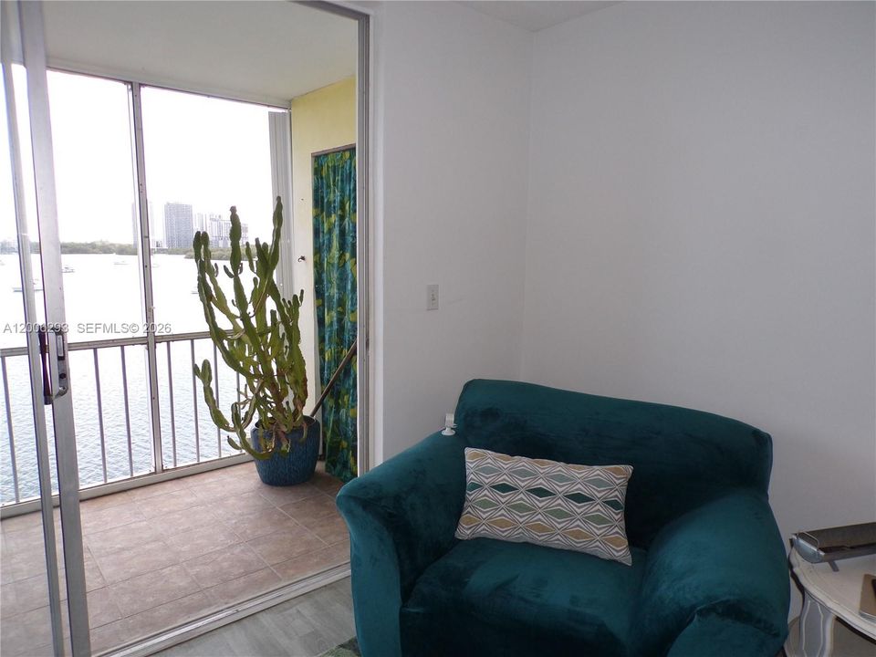 For Sale: $179,900 (1 beds, 1 baths, 768 Square Feet)