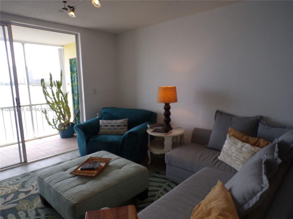 For Sale: $179,900 (1 beds, 1 baths, 768 Square Feet)