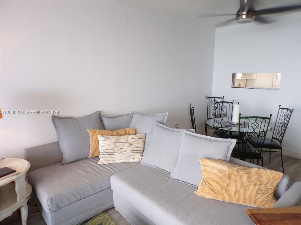 For Sale: $179,900 (1 beds, 1 baths, 768 Square Feet)