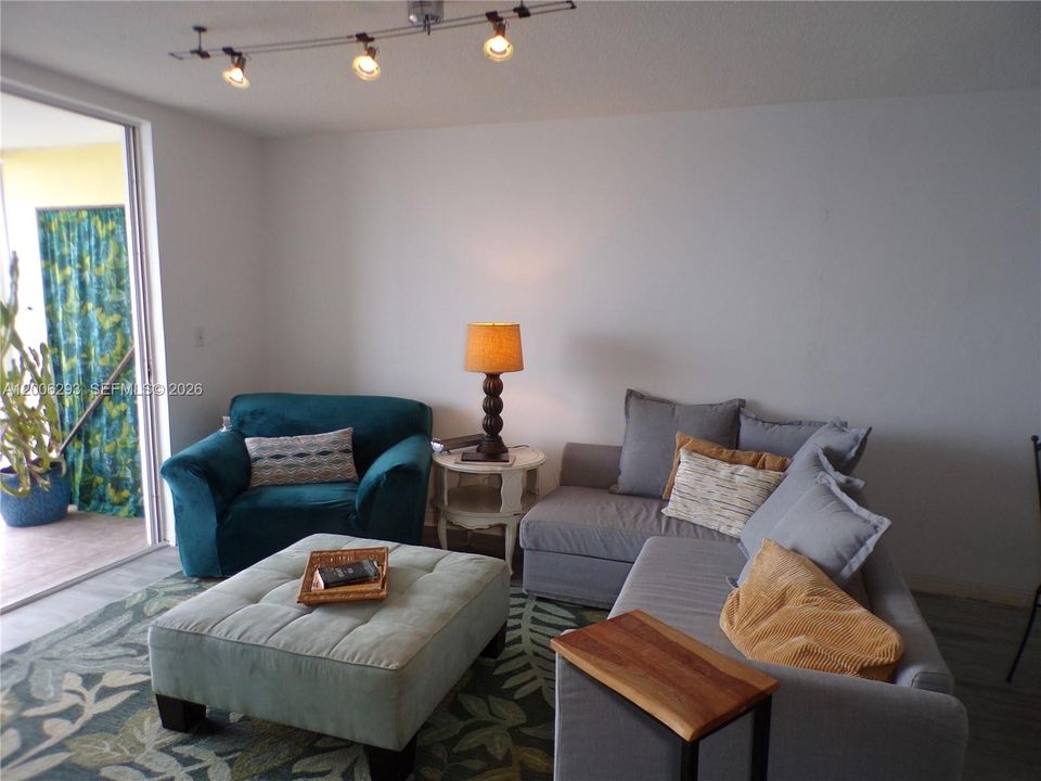 For Sale: $179,900 (1 beds, 1 baths, 768 Square Feet)