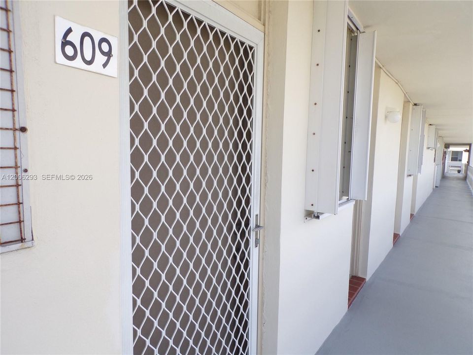 For Sale: $179,900 (1 beds, 1 baths, 768 Square Feet)