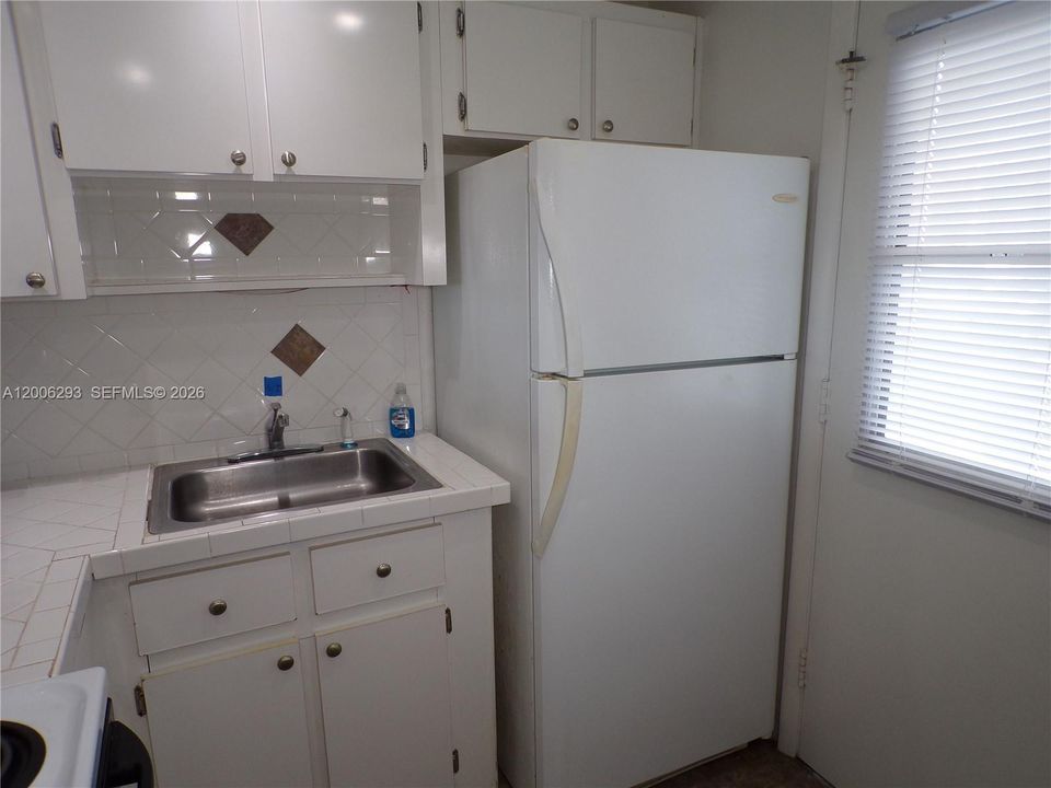 For Sale: $179,900 (1 beds, 1 baths, 768 Square Feet)