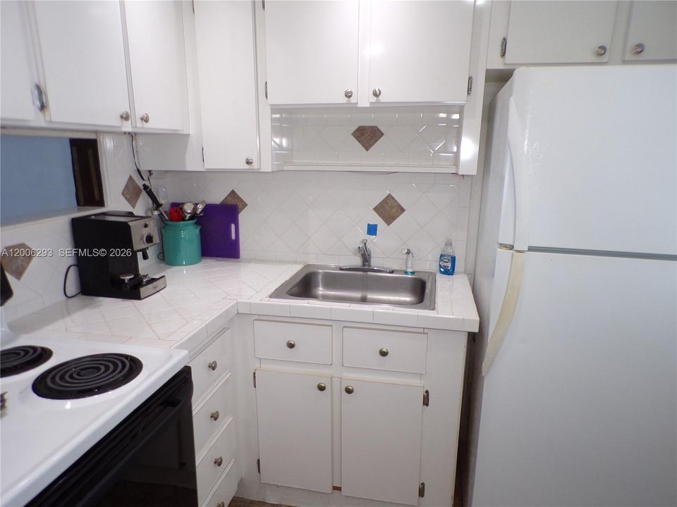 For Sale: $179,900 (1 beds, 1 baths, 768 Square Feet)