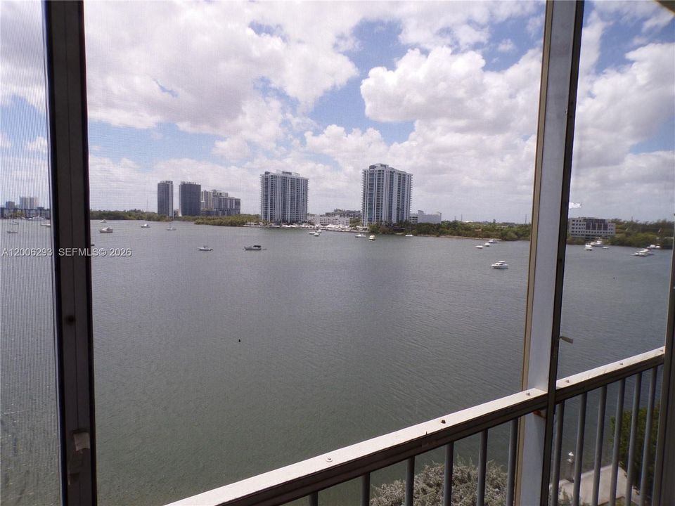 For Sale: $179,900 (1 beds, 1 baths, 768 Square Feet)