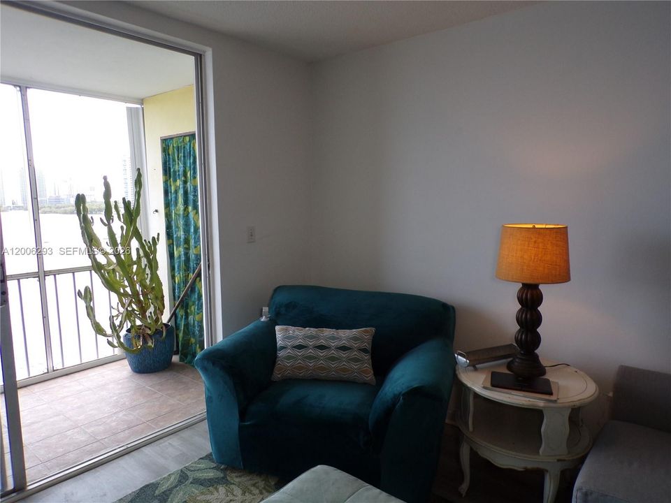 For Sale: $179,900 (1 beds, 1 baths, 768 Square Feet)