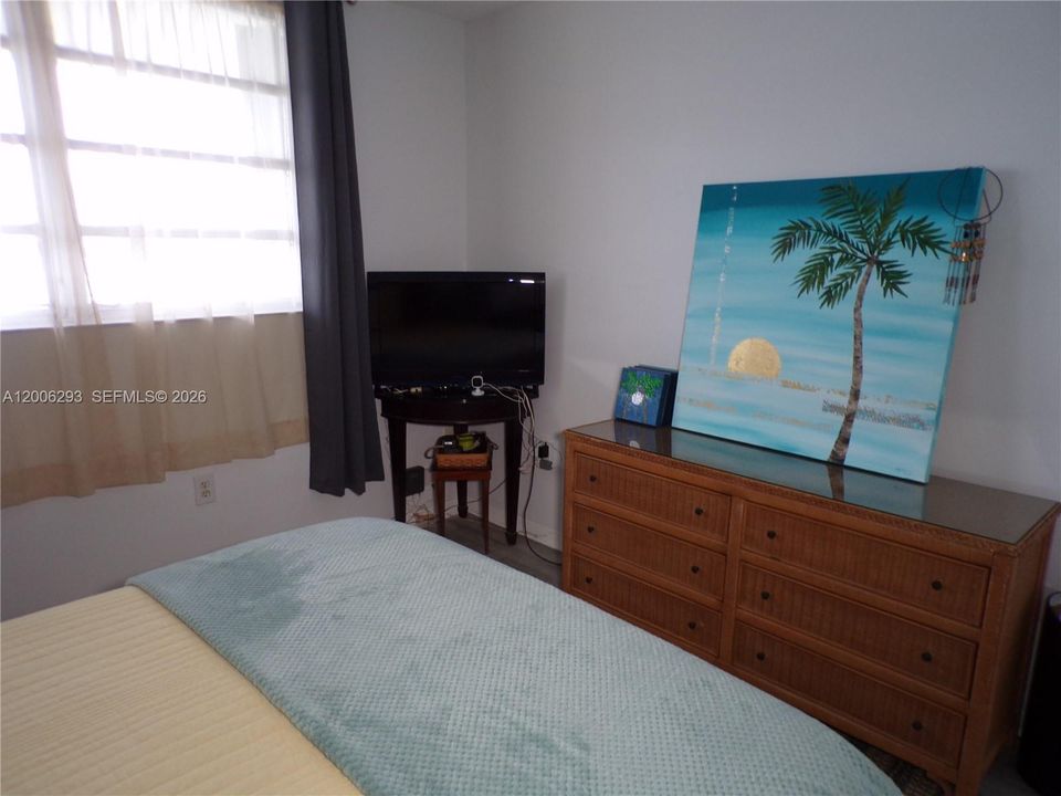 For Sale: $179,900 (1 beds, 1 baths, 768 Square Feet)