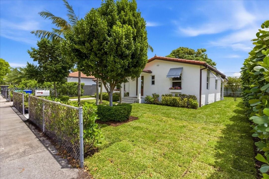 Active With Contract: $725,000 (3 beds, 2 baths, 1548 Square Feet)