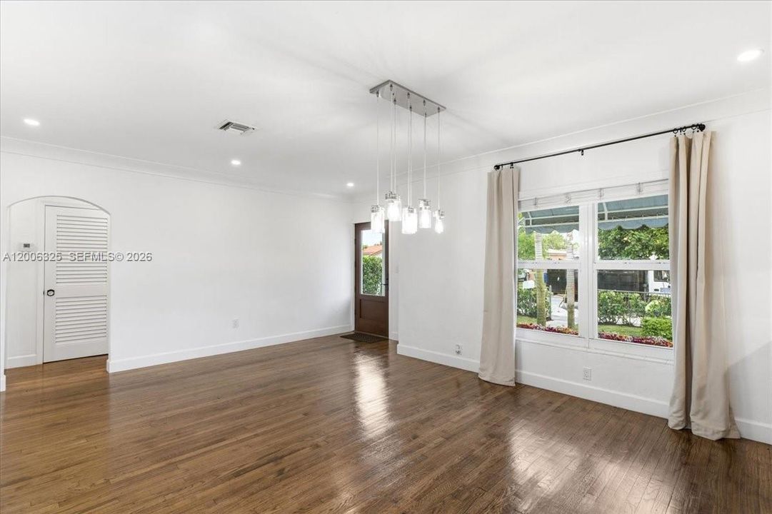 Active With Contract: $725,000 (3 beds, 2 baths, 1548 Square Feet)