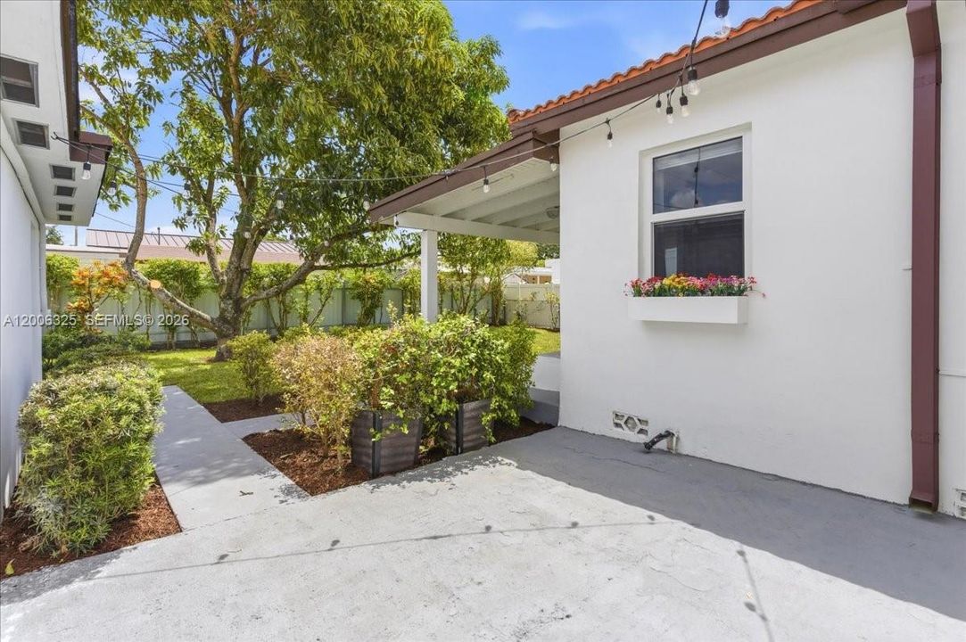 Active With Contract: $725,000 (3 beds, 2 baths, 1548 Square Feet)