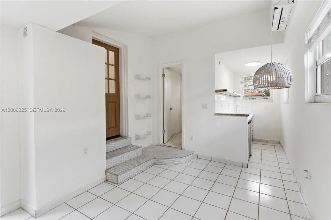 Active With Contract: $725,000 (3 beds, 2 baths, 1548 Square Feet)