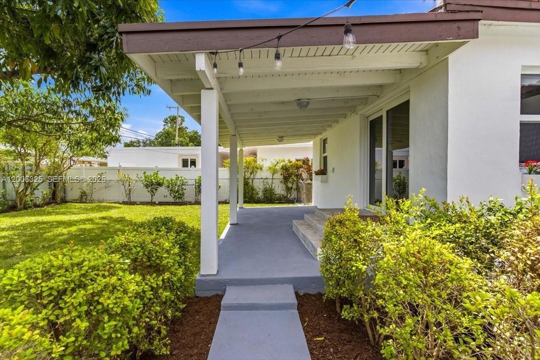 Active With Contract: $725,000 (3 beds, 2 baths, 1548 Square Feet)