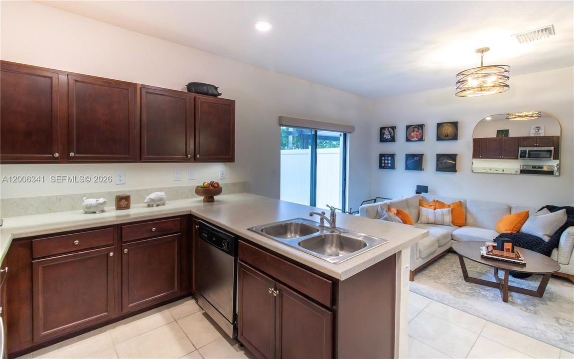 En Venta: $484,900 (3 camas, 2 baños, 1668 Pies cuadrados)