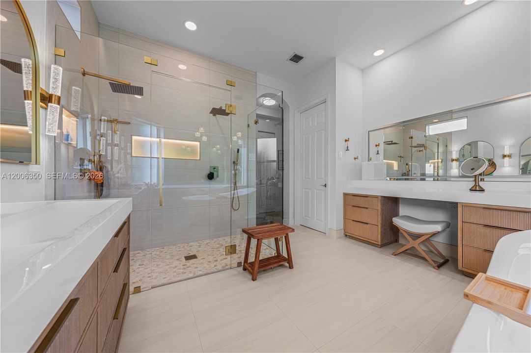 Activo con contrato: $997,000 (6 camas, 4 baños, 3904 Pies cuadrados)