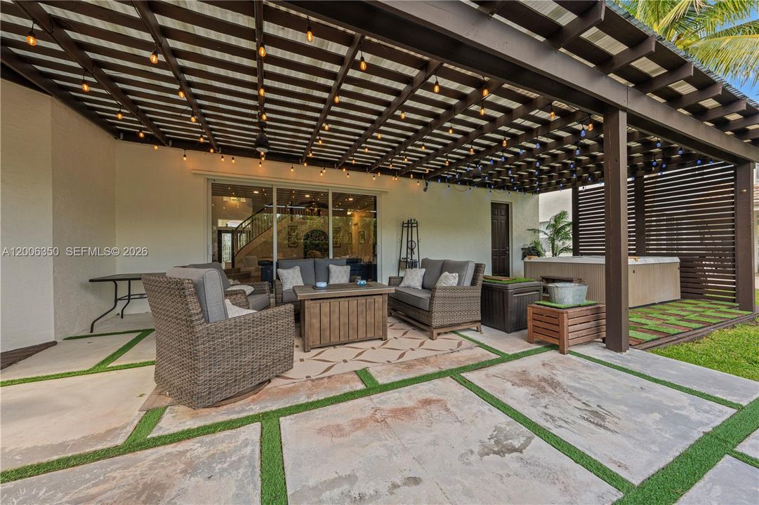 Activo con contrato: $997,000 (6 camas, 4 baños, 3904 Pies cuadrados)