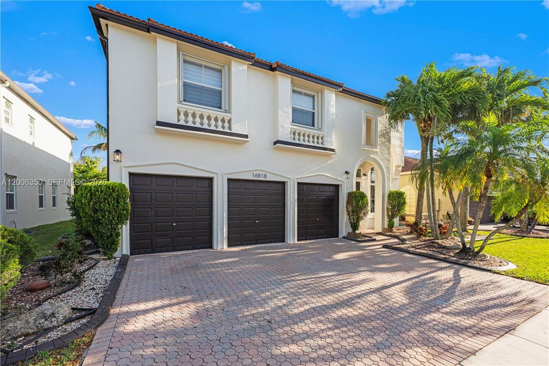 Activo con contrato: $997,000 (6 camas, 4 baños, 3904 Pies cuadrados)