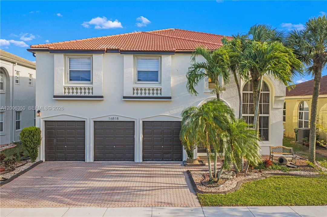 Activo con contrato: $997,000 (6 camas, 4 baños, 3904 Pies cuadrados)