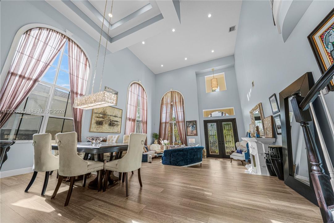 Activo con contrato: $997,000 (6 camas, 4 baños, 3904 Pies cuadrados)