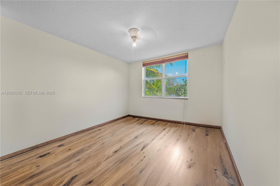 Activo con contrato: $997,000 (6 camas, 4 baños, 3904 Pies cuadrados)
