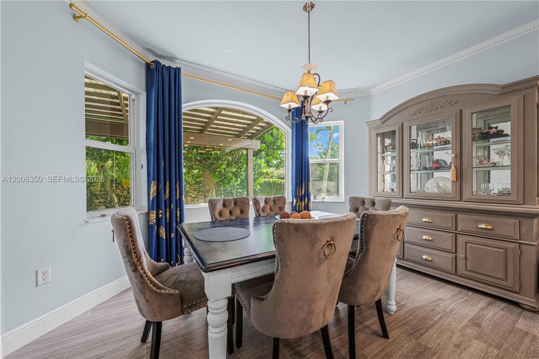 Activo con contrato: $997,000 (6 camas, 4 baños, 3904 Pies cuadrados)