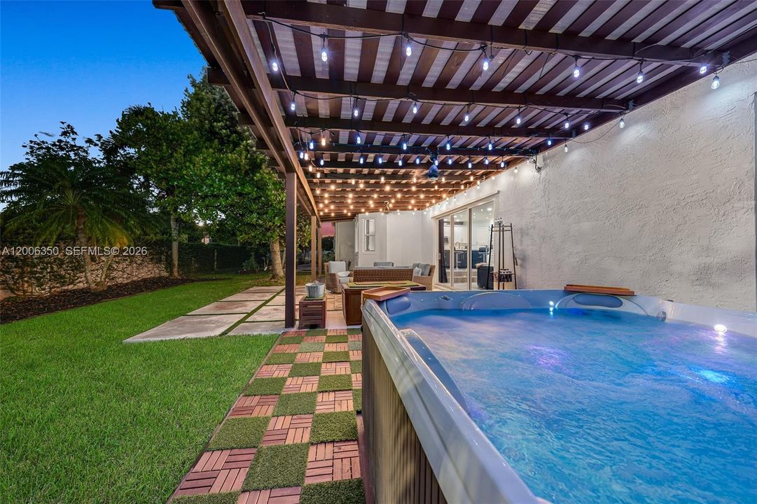 Activo con contrato: $997,000 (6 camas, 4 baños, 3904 Pies cuadrados)