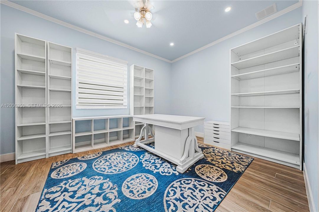 Activo con contrato: $997,000 (6 camas, 4 baños, 3904 Pies cuadrados)