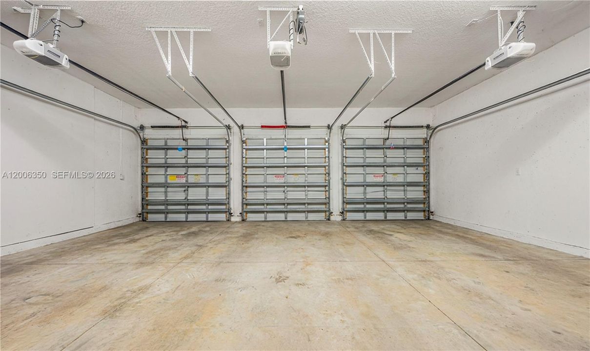 Activo con contrato: $997,000 (6 camas, 4 baños, 3904 Pies cuadrados)