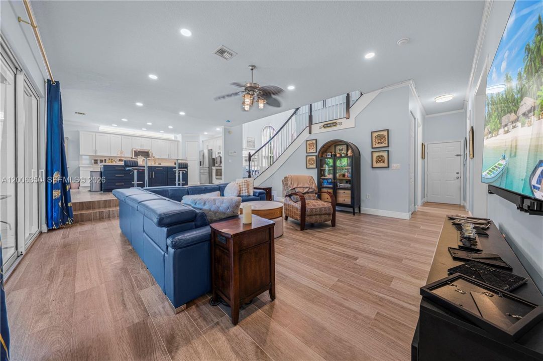 Activo con contrato: $997,000 (6 camas, 4 baños, 3904 Pies cuadrados)