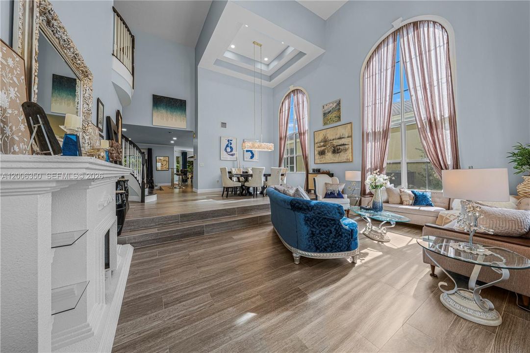 Activo con contrato: $997,000 (6 camas, 4 baños, 3904 Pies cuadrados)