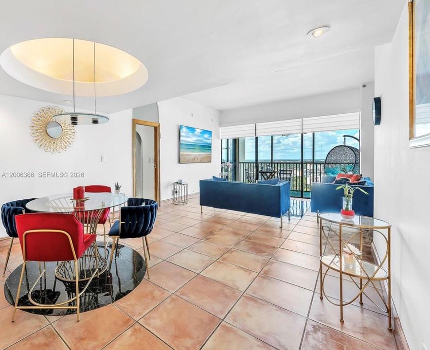 For Sale: $330,000 (2 beds, 2 baths, 1138 Square Feet)