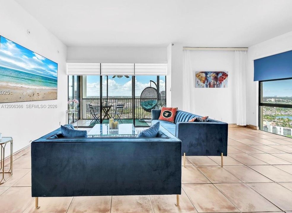 For Sale: $330,000 (2 beds, 2 baths, 1138 Square Feet)