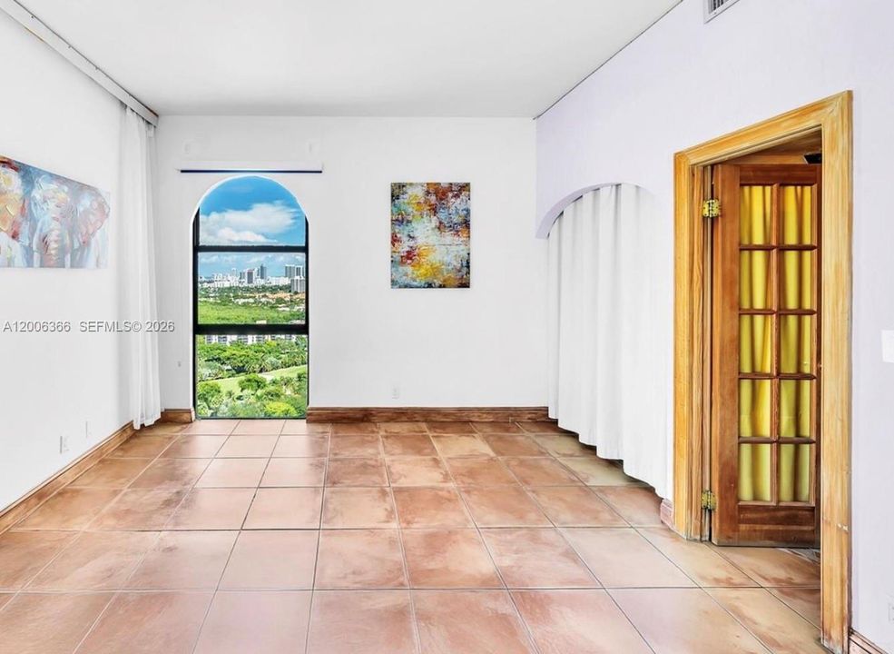 For Sale: $330,000 (2 beds, 2 baths, 1138 Square Feet)