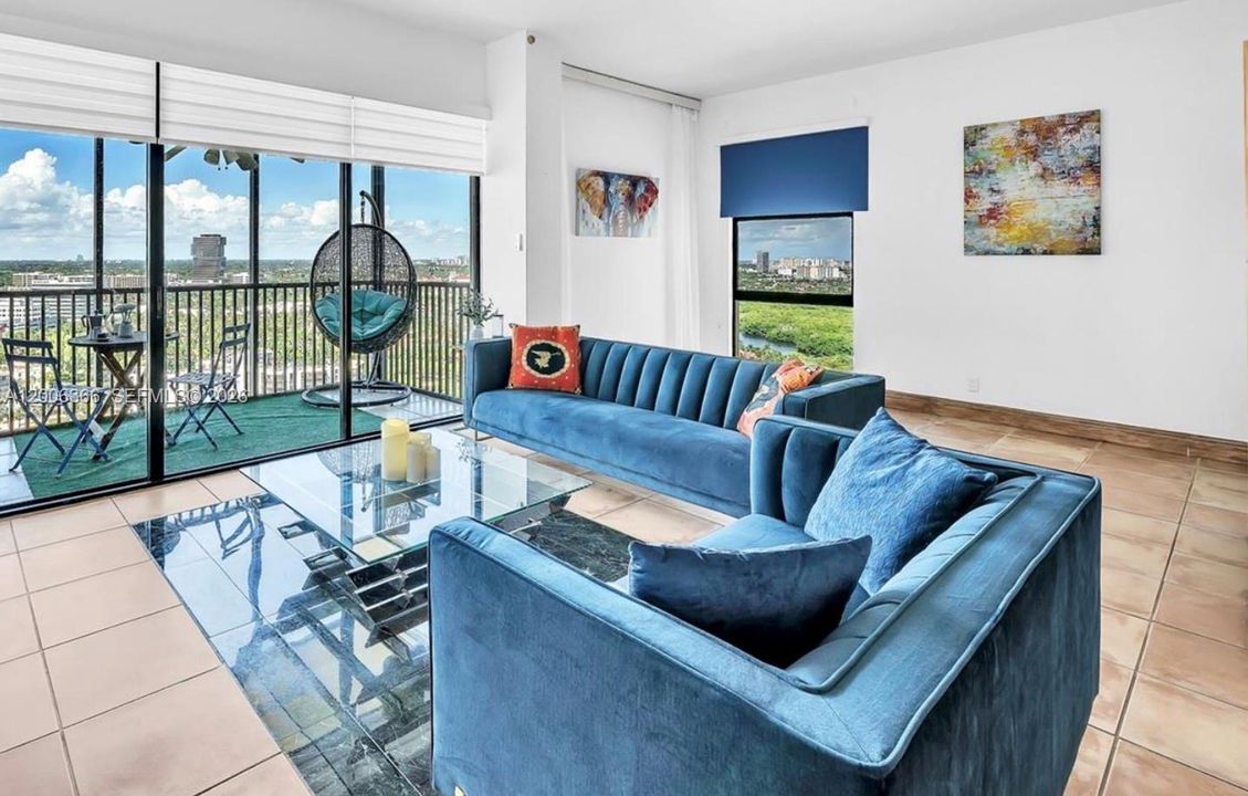 For Sale: $330,000 (2 beds, 2 baths, 1138 Square Feet)