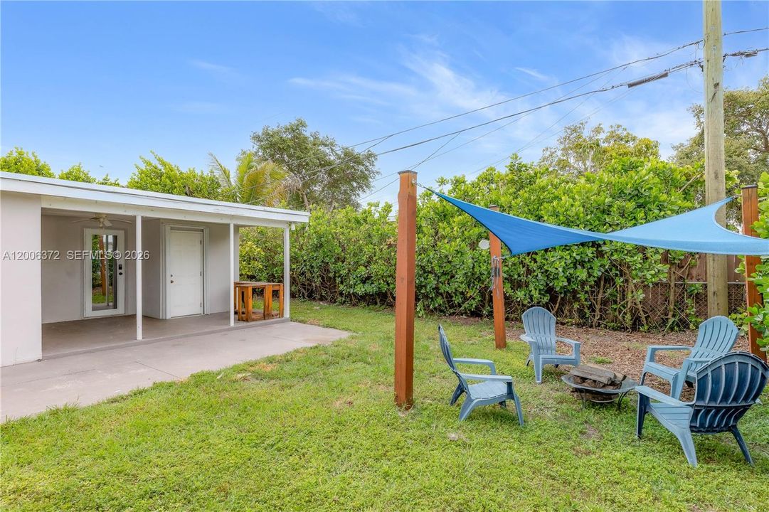 For Sale: $425,000 (3 beds, 1 baths, 916 Square Feet)