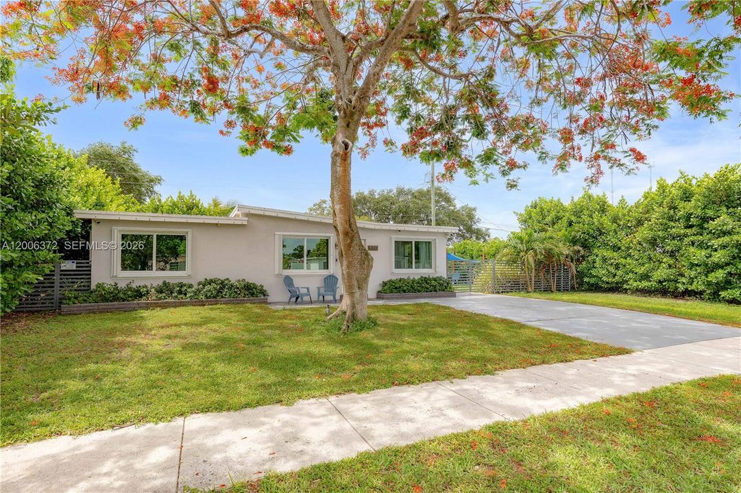 For Sale: $425,000 (3 beds, 1 baths, 916 Square Feet)