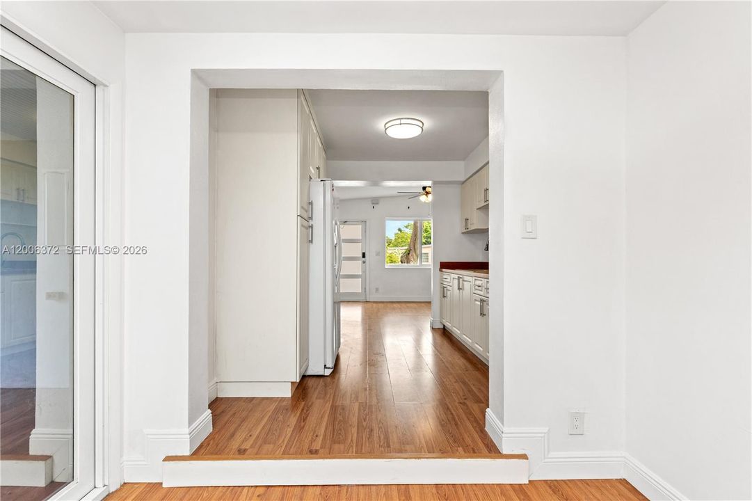 For Sale: $425,000 (3 beds, 1 baths, 916 Square Feet)