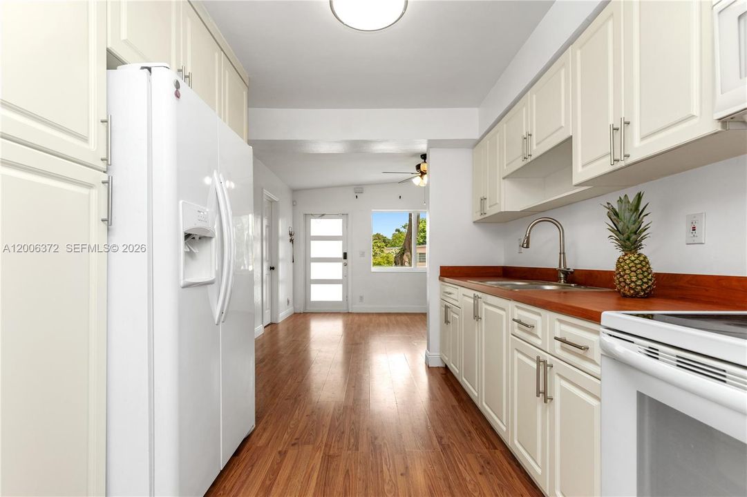 For Sale: $425,000 (3 beds, 1 baths, 916 Square Feet)
