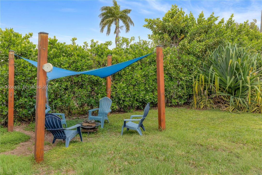 For Sale: $425,000 (3 beds, 1 baths, 916 Square Feet)