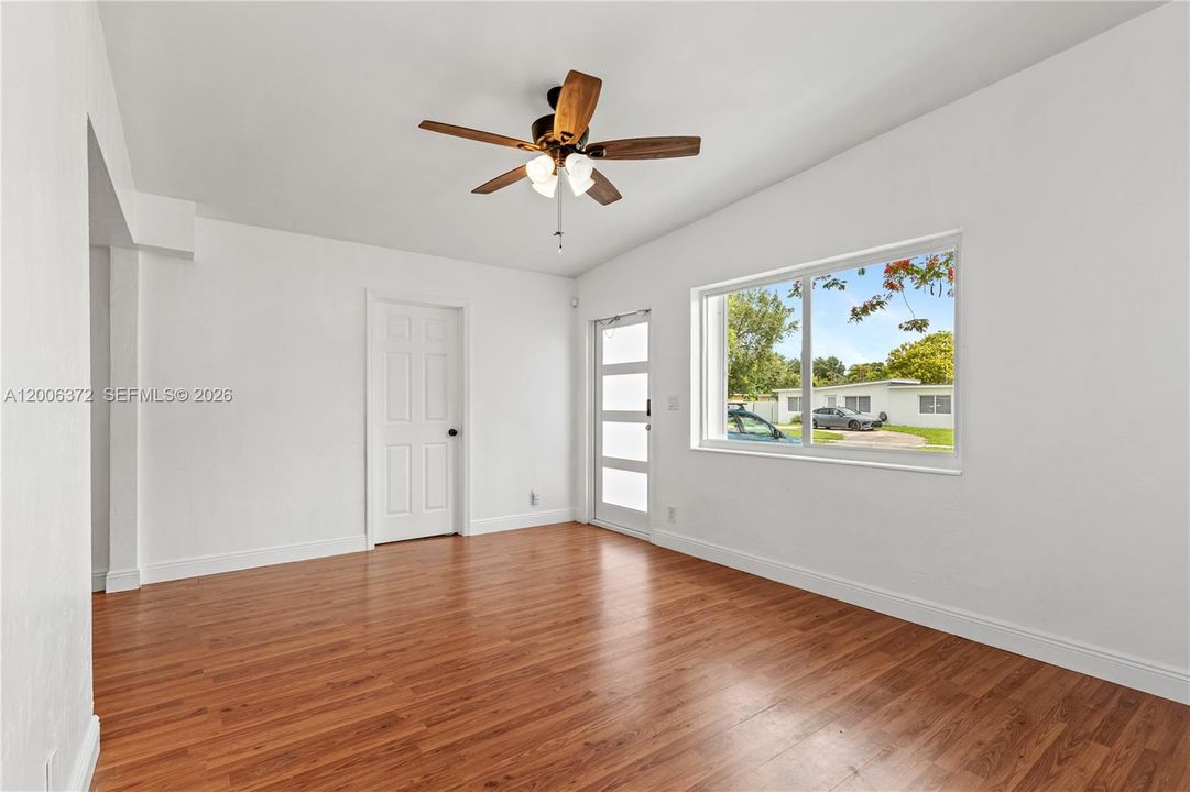 For Sale: $425,000 (3 beds, 1 baths, 916 Square Feet)
