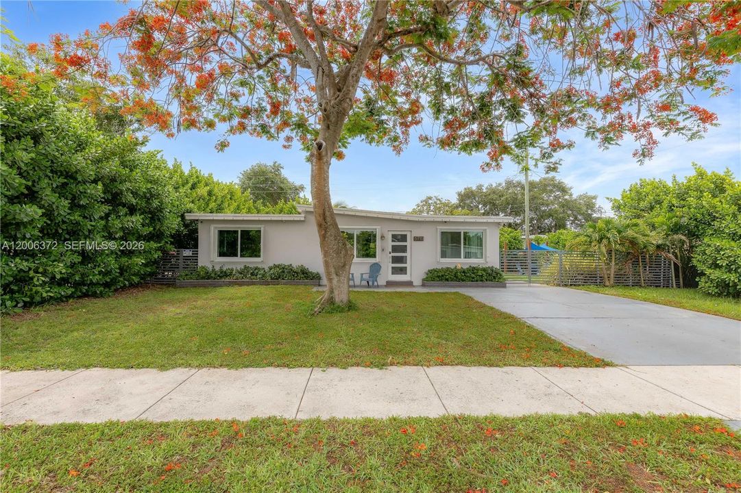 For Sale: $425,000 (3 beds, 1 baths, 916 Square Feet)