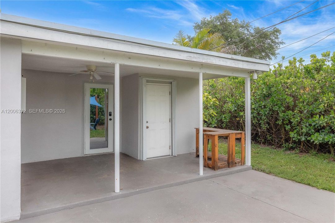For Sale: $425,000 (3 beds, 1 baths, 916 Square Feet)