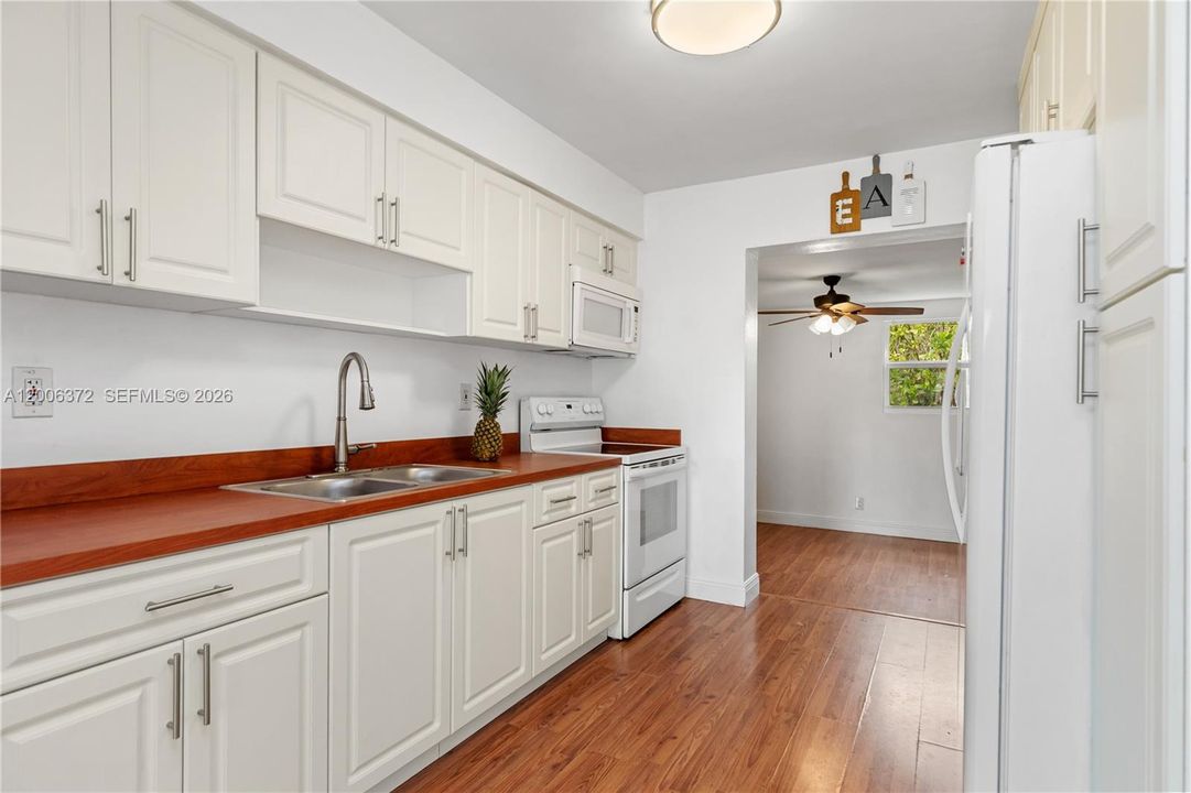For Sale: $425,000 (3 beds, 1 baths, 916 Square Feet)