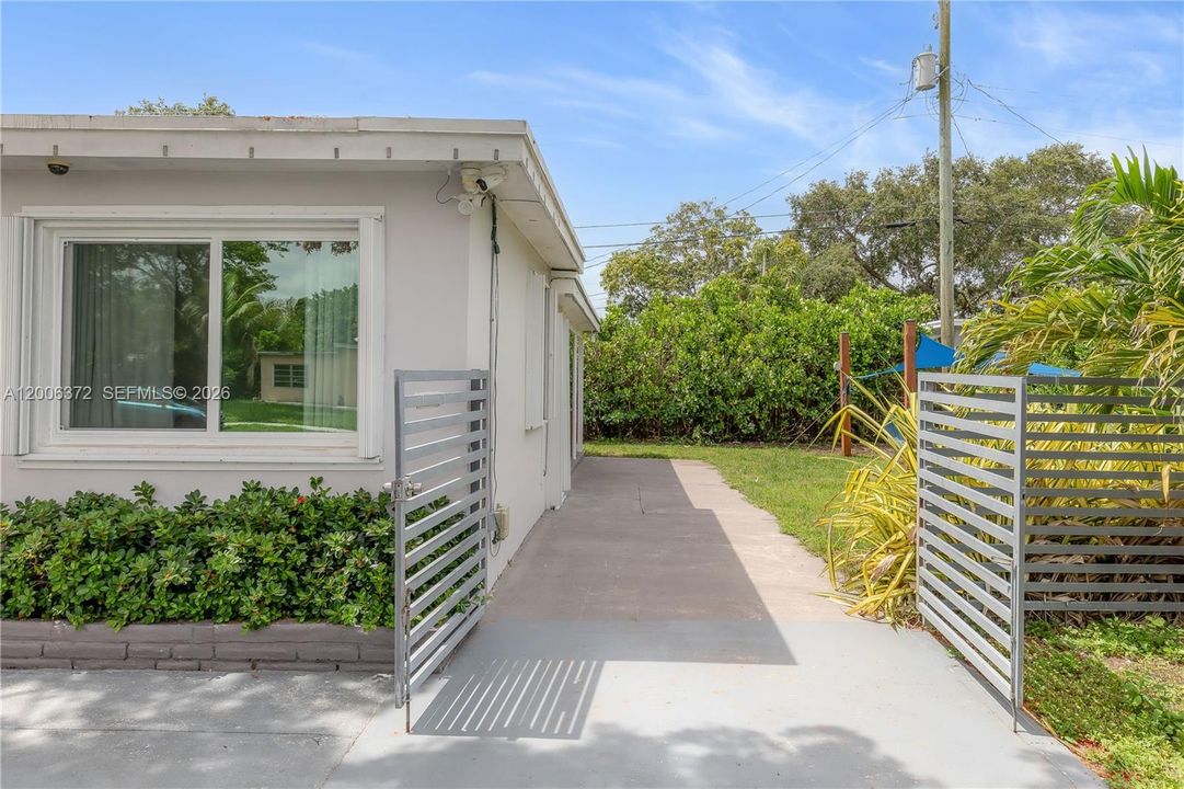 For Sale: $425,000 (3 beds, 1 baths, 916 Square Feet)
