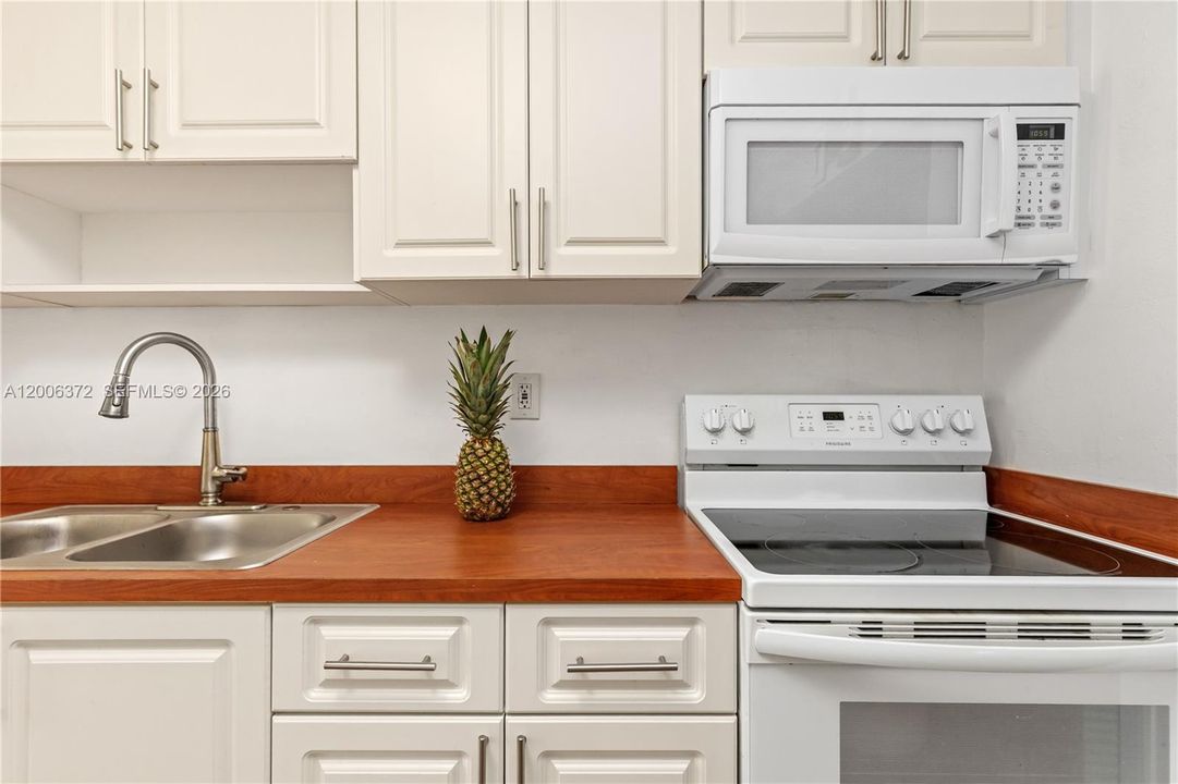 For Sale: $425,000 (3 beds, 1 baths, 916 Square Feet)