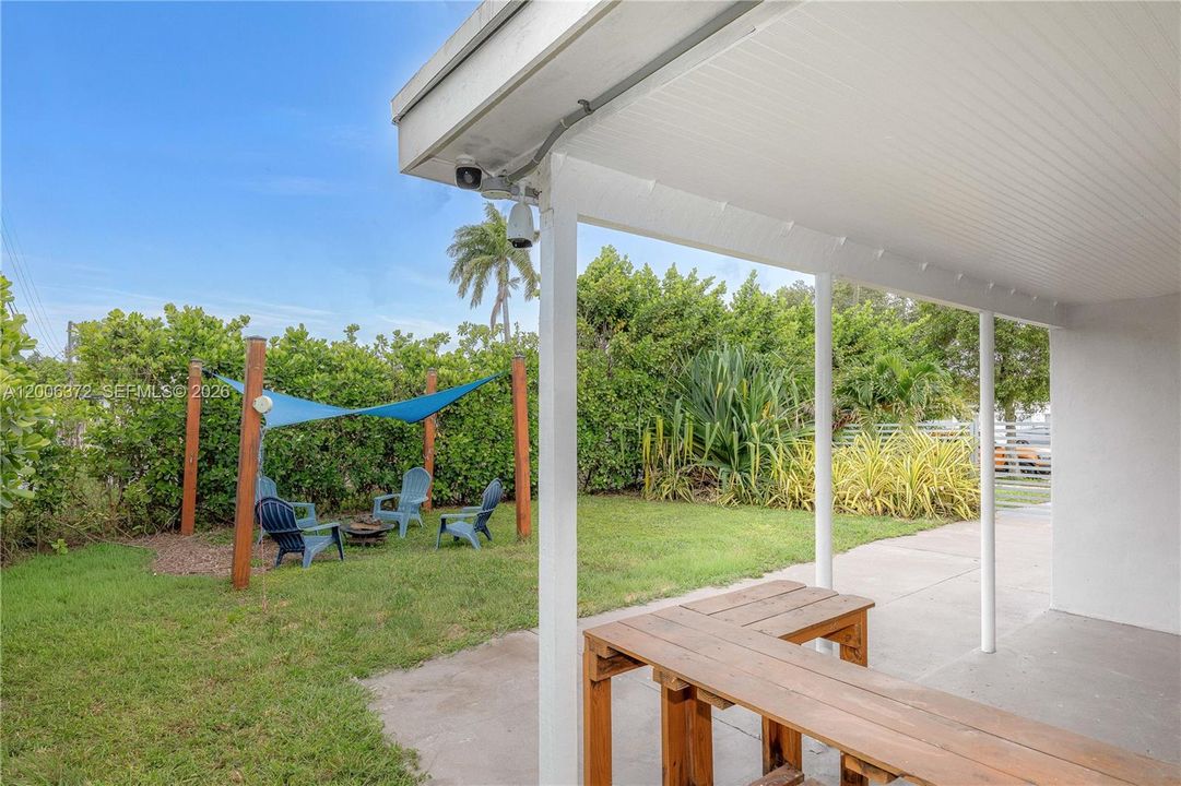 For Sale: $425,000 (3 beds, 1 baths, 916 Square Feet)