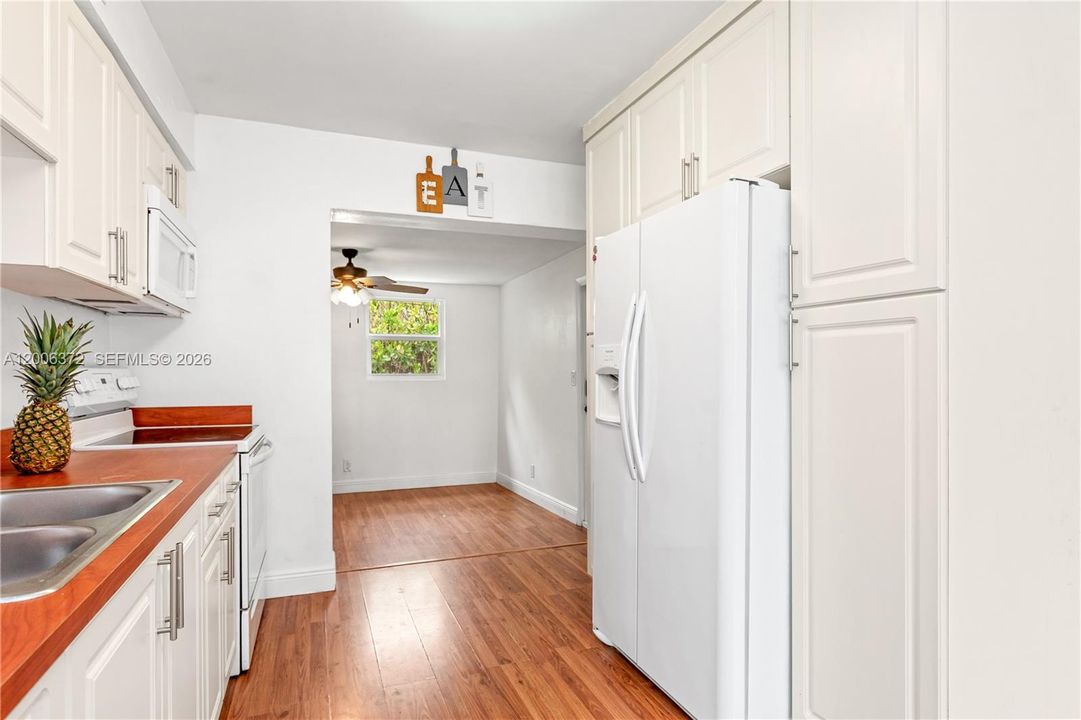 For Sale: $425,000 (3 beds, 1 baths, 916 Square Feet)