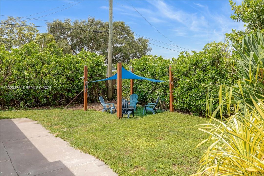 For Sale: $425,000 (3 beds, 1 baths, 916 Square Feet)
