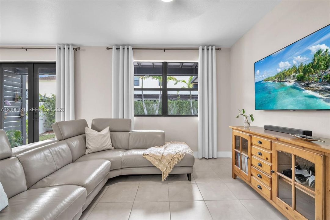 Под контрактом: $780,000 (4 спален, 2 ванн, 2528 Квадратных фут)