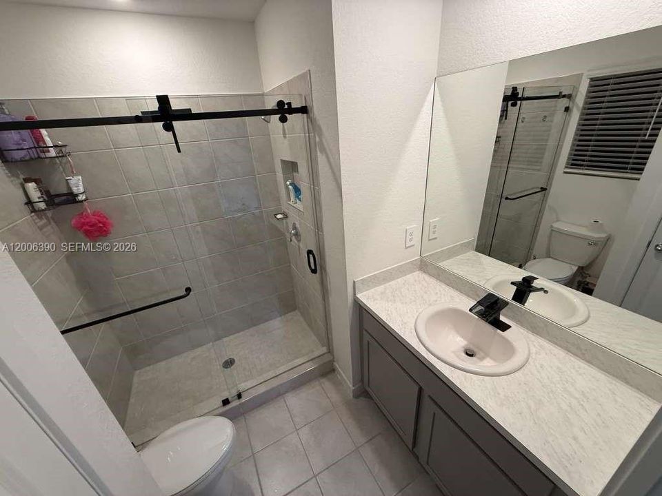 Activo con contrato: $3,150 (4 camas, 3 baños, 1580 Pies cuadrados)