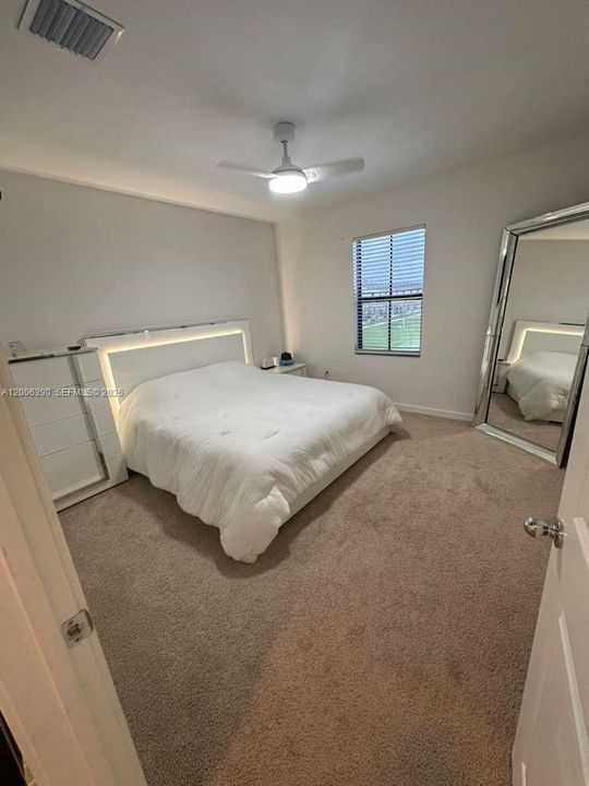 Activo con contrato: $3,150 (4 camas, 3 baños, 1580 Pies cuadrados)